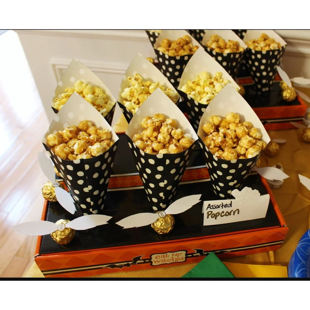 NWT HALLOWEEN PARTY Eat Up‎ Witches Popcorn Candy Cones and Display Box